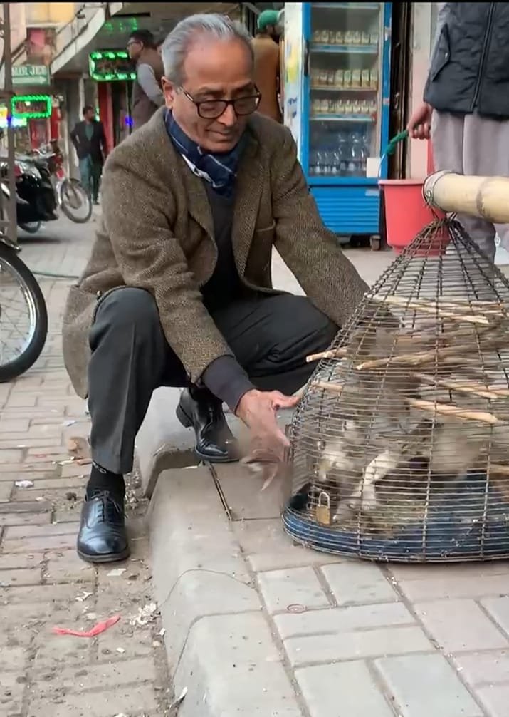 Paris’ ‘lone newspaper hawker’ in Rawalpindi to meet his ailing mother, free caged birds