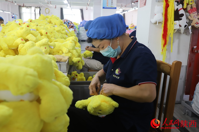 Prospering plush toy industry brings new vitality to Ankang, Shaanxi province