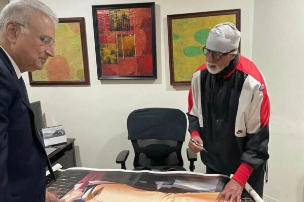 Guinness record holder Anil Dhanak meets Amitabh Bachchan during a special moment celebrating the legacy of Bollywood classic Deewaar.
