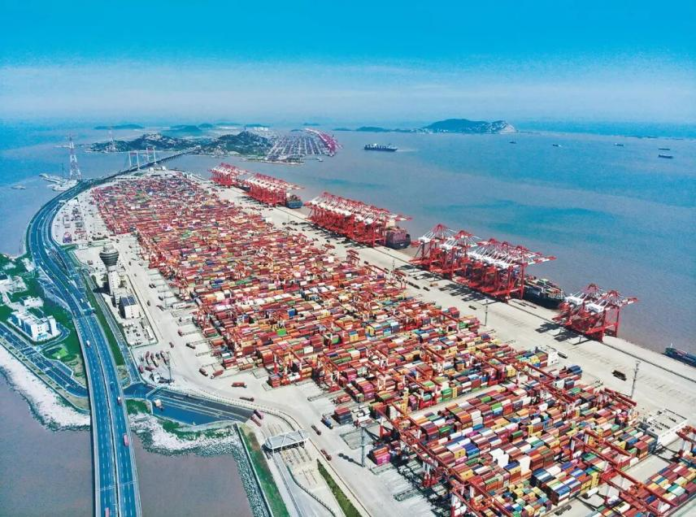By Han Xin, People's Daily On Xiaoyangshan Island, off Shanghai's southeastern coast, the port hums with nonstop activity. Giant vessels rest alongside the berths. Quay cranes tower overhead. Hundreds of automated guided vehicles (AGVs) move seamlessly between the yard and the shore, sorting and stacking multicolored containers. The entire operation runs with smooth precision -- with barely a human in sight. This is the phase IV automated terminal of Shanghai Yangshan Deep Water Port, the world's largest single-unit automated container terminal. Since it opened in December 2017, the terminal has repeatedly set global records for operational efficiency. At its peak, a single crane has handled over 60 container moves per hour, making it one of the most productive terminals in the world. What gives this port the world's fastest handling speed? The answer lies in its digital brain. In a remote-control operations room, the terminal's digital twin system is on full display. The entire port -- from massive ocean-going vessels down to individual containers -- is mirrored across a wall of digital screens, updated in real time. 